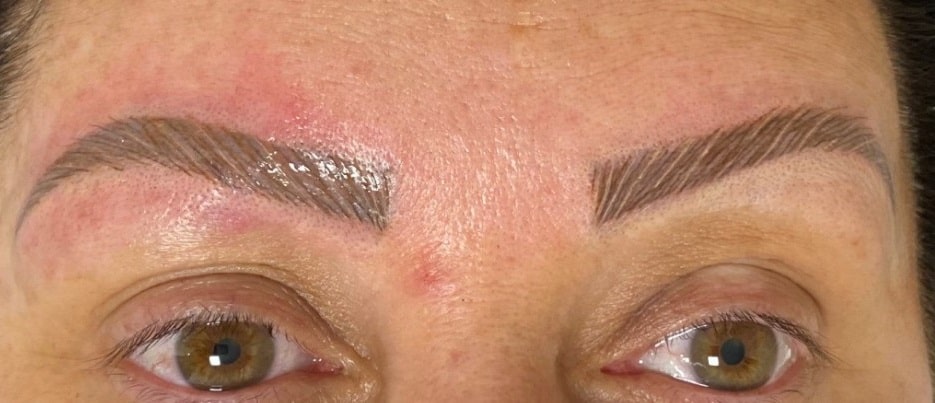 microblading sourcils rouge